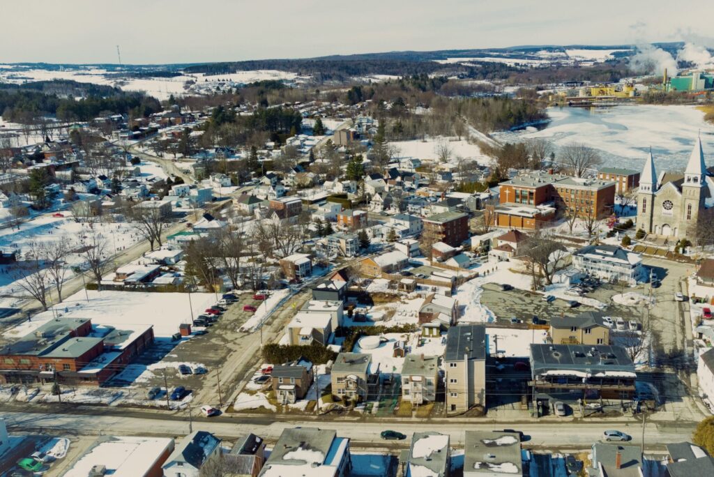 Vous envisagez de vendre votre maison à Bromptonville ou votre condo à Bromptonville ? Faites confiance à notre expertise en immobilier à Bromptonville pour une transaction réussie et sans tracas. Nos courtiers REMAX Bromptonville sont là pour vous offrir un service personnalisé afin de maximiser la valeur de votre propriété. Nous utilisons des plateformes comme Centris Bromptonville pour donner à votre bien la visibilité qu'il mérite, qu’il s’agisse d’un terrain, d’un chalet ou d’une maison de luxe. Confiez votre projet à un courtier immobilier Bromptonville pour une vente rapide et efficace.