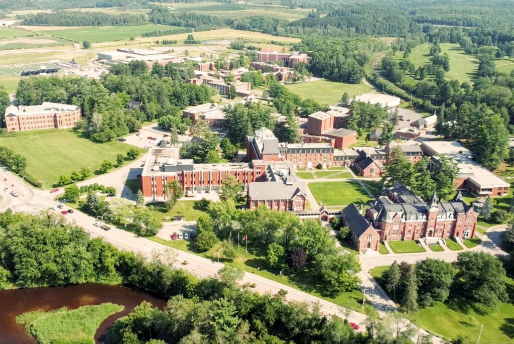 À la recherche d’un condo à vendre à Lennoxville ou d’une maison à vendre à Lennoxville? Nos courtiers immobiliers REMAX à Lennoxville sont là pour vous accompagner dans toutes les étapes de l’achat ou de la vente de votre propriété. Consultez les annonces sur Centris pour découvrir les meilleures opportunités à Lennoxville. Faites confiance à un agent d’immeuble à Lennoxville pour vous offrir un service personnalisé et professionnel, que ce soit pour un condo ou une maison.