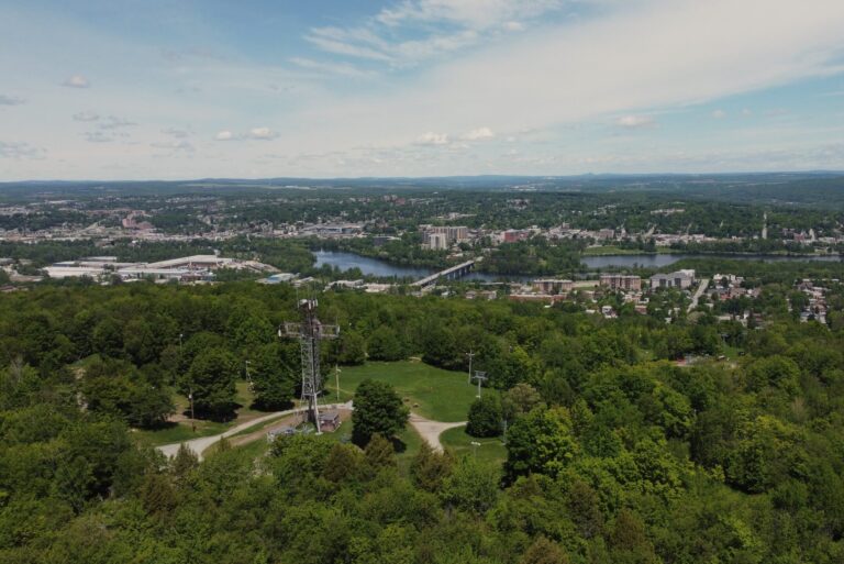Courtier Immobilier Mont-Bellevue Vous souhaitez vendre votre maison à Mont-Bellevue ou votre condo à Mont-Bellevue ? Faites appel à notre expertise en immobilier à Mont-Bellevue pour garantir une transaction efficace et sans tracas. Nos courtiers REMAX à Mont-Bellevue sont à vos côtés pour maximiser la valeur de votre propriété à chaque étape du processus. En utilisant des plateformes comme Centris Mont-Bellevue, nous assurons une visibilité maximale, que ce soit pour un terrain, un chalet, ou une maison de prestige. Confiez votre vente à un courtier immobilier Mont-Bellevue pour obtenir les meilleurs résultats.
