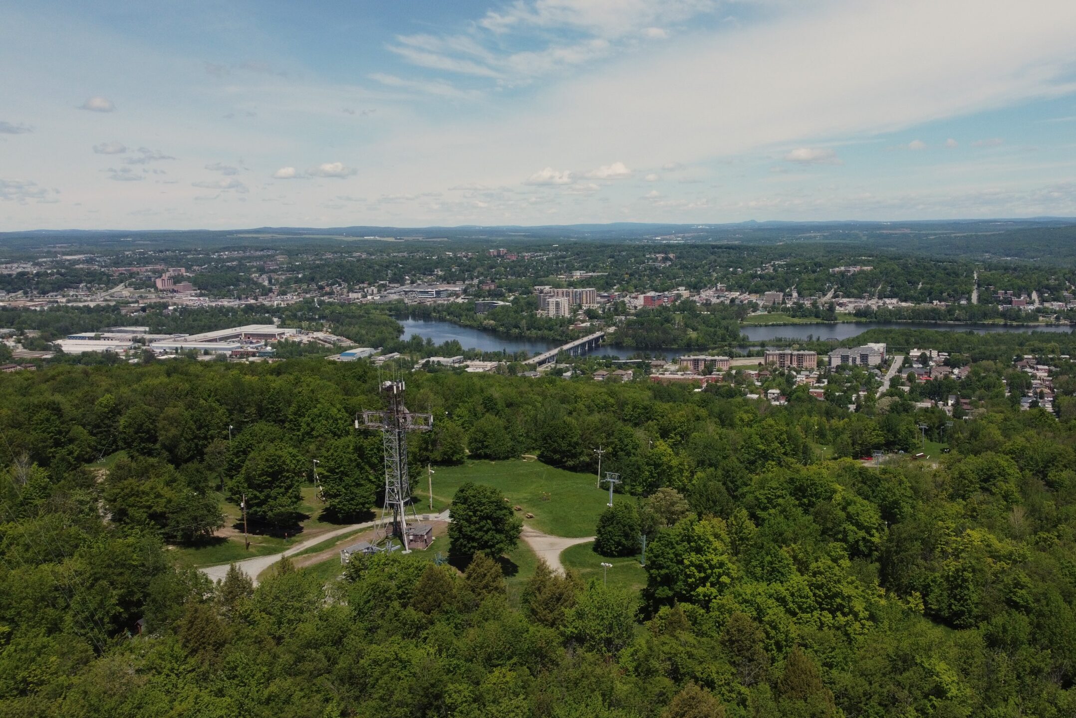 Courtier Immobilier Mont-Bellevue Vous souhaitez vendre votre maison à Mont-Bellevue ou votre condo à Mont-Bellevue ? Faites appel à notre expertise en immobilier à Mont-Bellevue pour garantir une transaction efficace et sans tracas. Nos courtiers REMAX à Mont-Bellevue sont à vos côtés pour maximiser la valeur de votre propriété à chaque étape du processus. En utilisant des plateformes comme Centris Mont-Bellevue, nous assurons une visibilité maximale, que ce soit pour un terrain, un chalet, ou une maison de prestige. Confiez votre vente à un courtier immobilier Mont-Bellevue pour obtenir les meilleurs résultats.