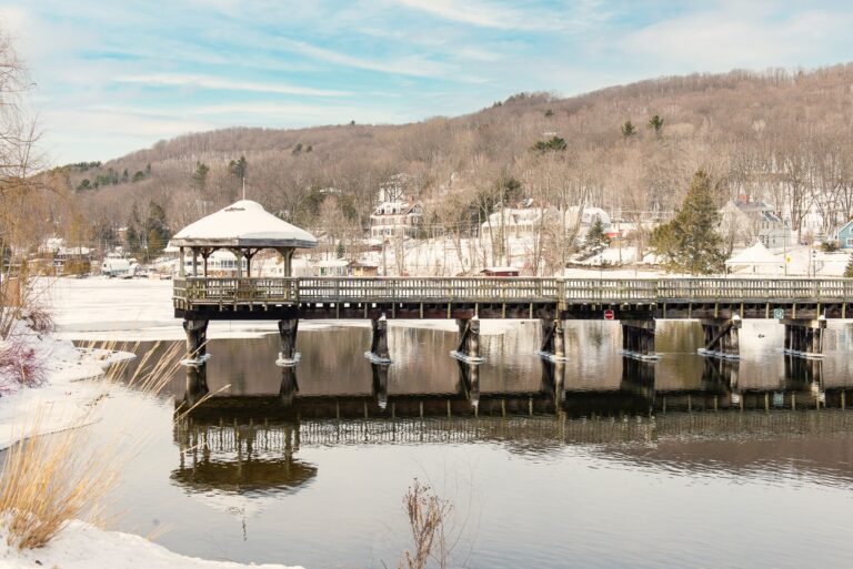 Courtier Immobilier North-Hatley Vous souhaitez vendre votre maison à North-Hatley ou votre condo à North-Hatley ? Faites confiance à notre expertise en immobilier à North-Hatley pour maximiser la valeur de votre propriété. Nos courtiers REMAX à North-Hatley vous accompagnent à chaque étape du processus pour garantir une transaction réussie. En utilisant des plateformes comme Centris North-Hatley, nous assurons une visibilité optimale, que ce soit pour un terrain, un chalet, ou une maison de luxe. Confiez votre projet à un courtier immobilier North-Hatley pour une vente rapide et efficace.