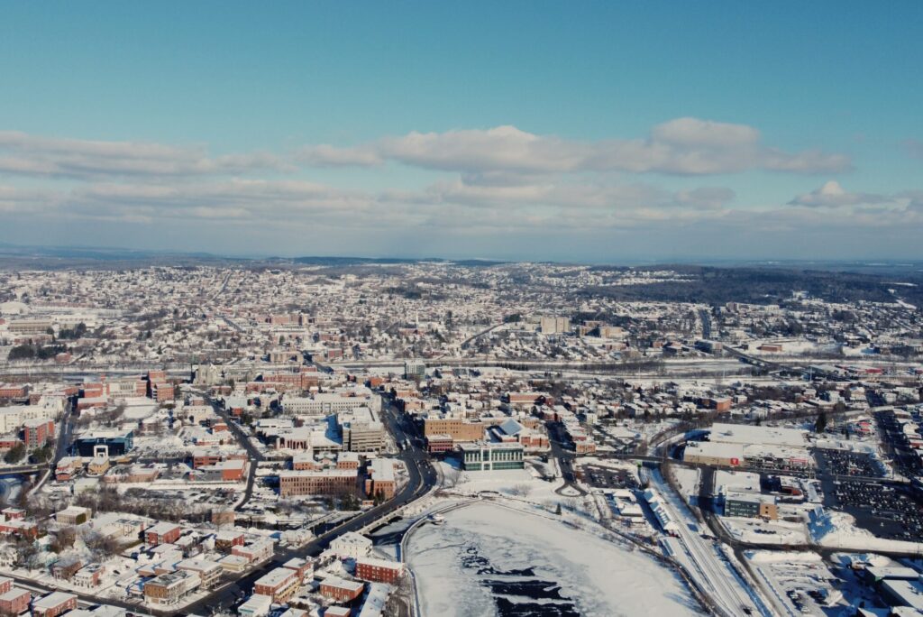 Courtier Immobilier Sherbrooke Jacque-Cartier Vous souhaitez vendre votre maison dans l’arrondissement Les Nations à Sherbrooke ou votre condo dans Les Nations ? Notre expertise en immobilier à Sherbrooke, arrondissement Les Nations vous garantit une vente rapide et efficace. Nos courtiers REMAX à Sherbrooke, Les Nations vous accompagnent à chaque étape pour maximiser la valeur de votre propriété. En utilisant des plateformes comme Centris Les Nations, nous assurons une visibilité optimale, que ce soit pour un terrain, un chalet, ou une maison de luxe. Faites confiance à un courtier immobilier Les Nations pour une transaction sans tracas.