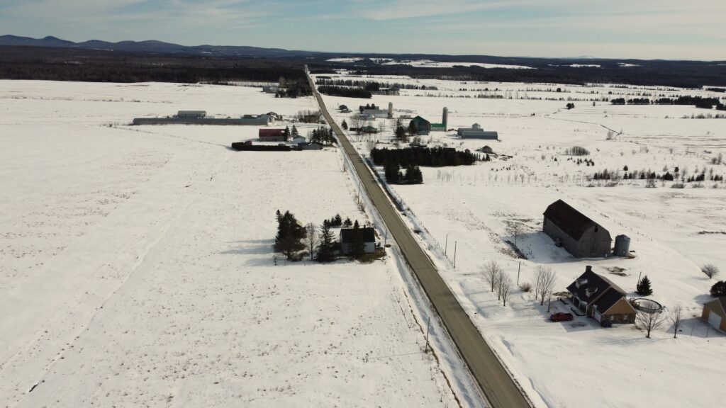 Vous souhaitez vendre votre maison à Val-Joli ou votre condo à Val-Joli ? Faites confiance à notre expertise en immobilier à Val-Joli pour une vente rapide et sans tracas. Nos courtiers REMAX Val-Joli vous proposent un service personnalisé, conçu pour maximiser la valeur de votre propriété. Grâce à des plateformes comme Centris Val-Joli, nous assurons une visibilité optimale, que ce soit pour un terrain, un chalet ou une maison de prestige. Laissez un courtier immobilier Val-Joli vous accompagner tout au long du processus pour une transaction réussie.