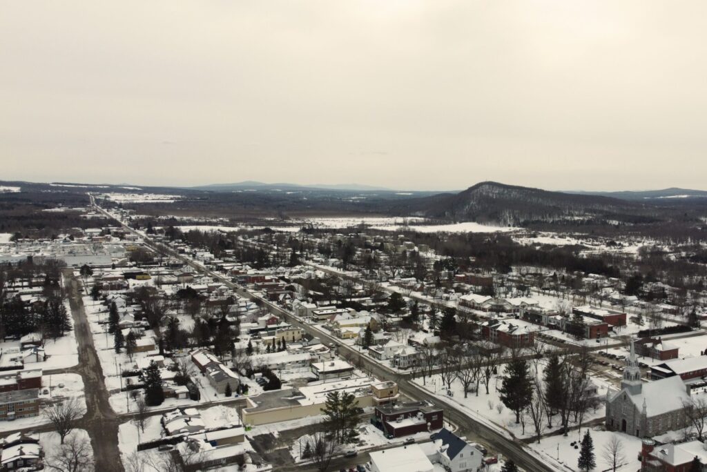 Vous souhaitez vendre votre maison à Valcourt ou votre condo à Valcourt ? Notre expertise en immobilier à Valcourt vous assure une transaction réussie. Nos courtiers REMAX Valcourt vous offrent un accompagnement personnalisé pour maximiser la valeur de votre propriété. Nous utilisons des plateformes comme Centris Valcourt pour donner à votre bien la visibilité nécessaire, qu’il s’agisse d’un terrain, d’un chalet ou d’une maison de luxe. Faites confiance à un courtier immobilier Valcourt pour une vente efficace et sans tracas.