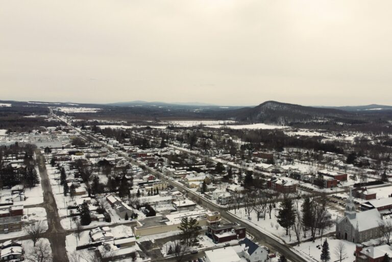 Vous souhaitez vendre votre maison à Valcourt ou votre condo à Valcourt ? Notre expertise en immobilier à Valcourt vous assure une transaction réussie. Nos courtiers REMAX Valcourt vous offrent un accompagnement personnalisé pour maximiser la valeur de votre propriété. Nous utilisons des plateformes comme Centris Valcourt pour donner à votre bien la visibilité nécessaire, qu’il s’agisse d’un terrain, d’un chalet ou d’une maison de luxe. Faites confiance à un courtier immobilier Valcourt pour une vente efficace et sans tracas.